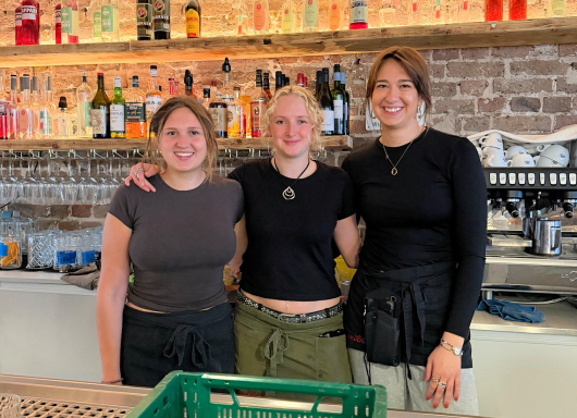 Anna, Nelle und Fabia aus Köln arbeiten im Brauhaus Schäfer in der Südstadt Foto: © Klaus Leitzbach / BildR98 Anna, Nele, Fabia - Foto von Klaus Leitzbach BildR98