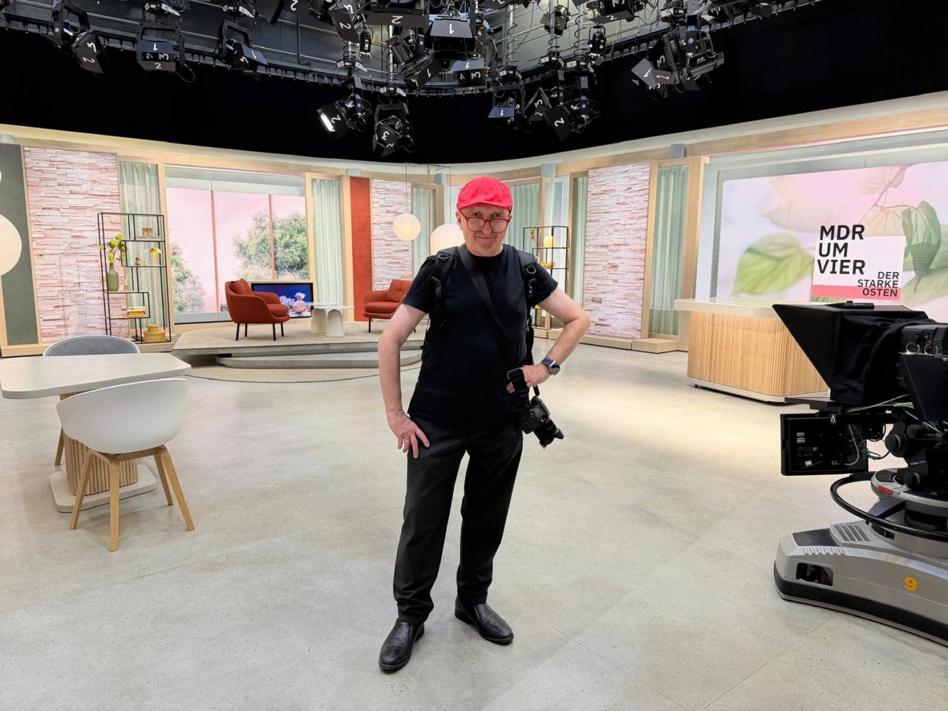 Im MDR TV-Studio Leipzig Journalist und Fotograf Klaus Leitzbach im MDR TV-Studio - Foto von Nele Roth FPC